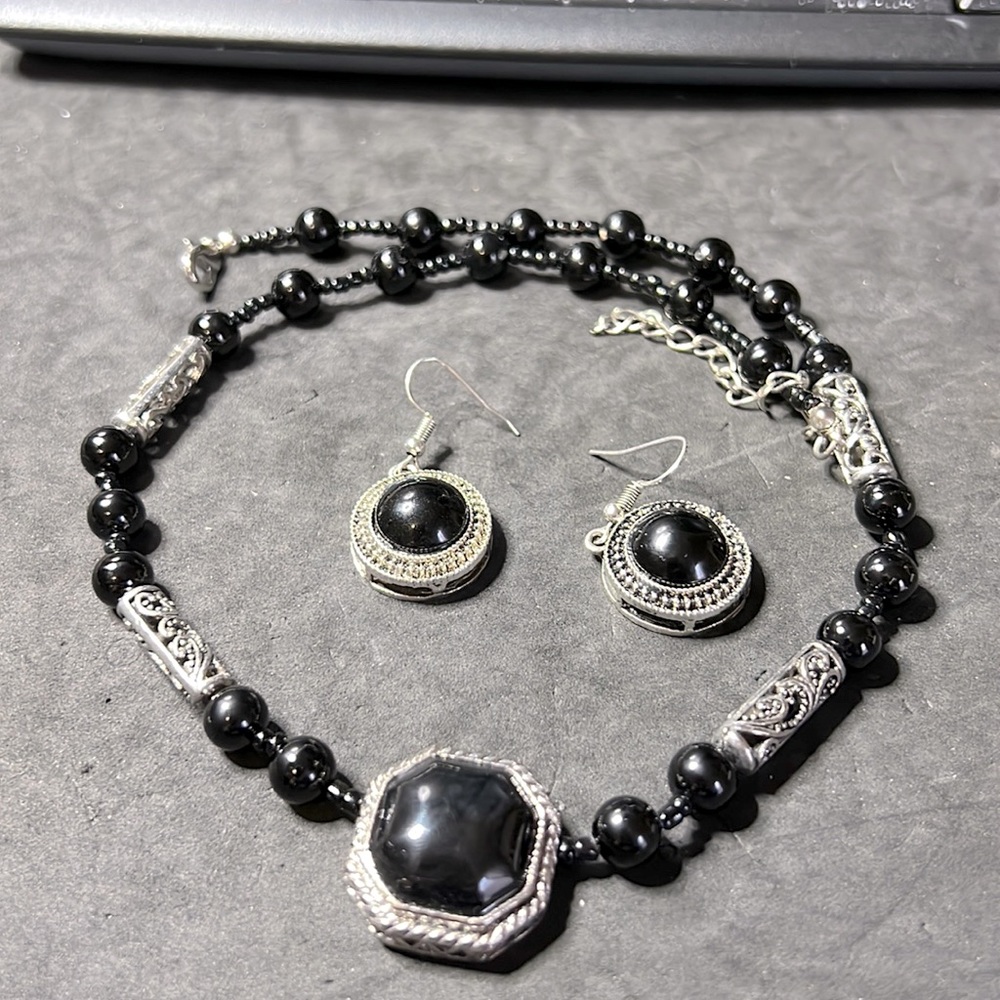Woman costume Black Onxy Necklace and Earings Set, Excellent condition